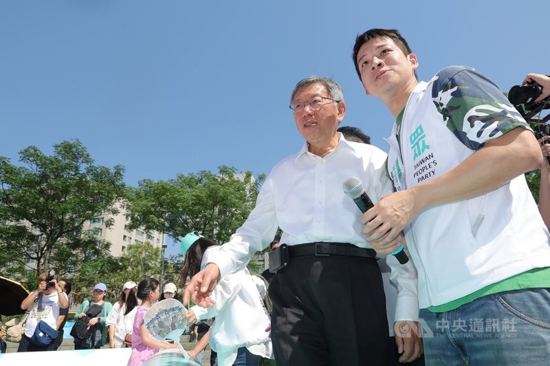 台灣民眾黨26日下午在台北舉辦「跳跳城堡親子手作童樂會」，前民眾黨主席柯文哲（左）出席為民眾黨松信區市議員參選人許甫（右）輔選。中央社記者翁睿坤攝 115年4月26日