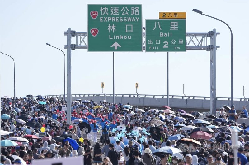 淡江大橋通車倒數，交通部公路局與新北市政府26日下午舉辦「在一起，走上橋」大遊行，吸引大批民眾參與，在通車前搶先感受這座世界級新地標魅力。中央社記者徐肇昌攝　115年4月26日