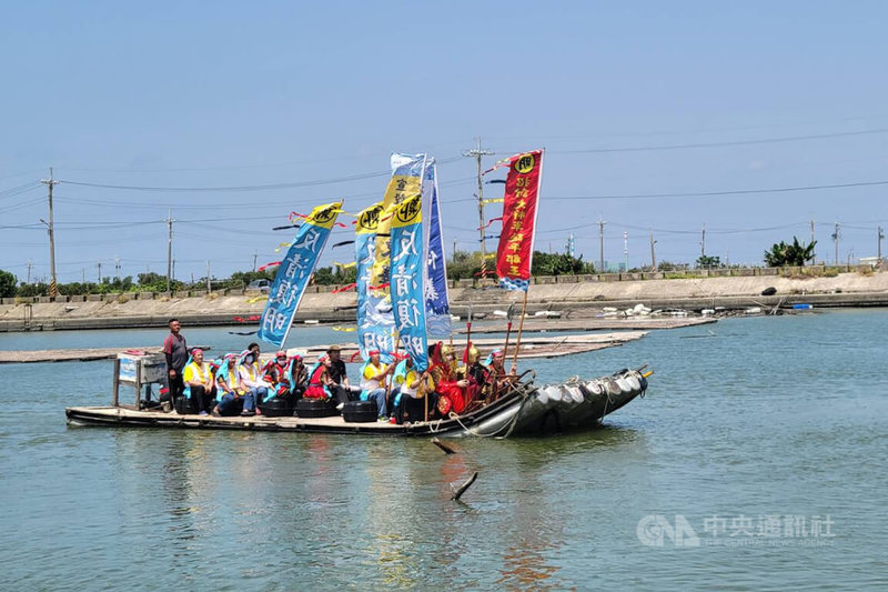 台南市安南區鹿耳社區26日舉辦「再現365年前．鄭成功登陸」體驗活動，參加者換穿古裝、乘坐膠筏模擬當年場景。中央社記者楊思瑞攝　115年4月26日