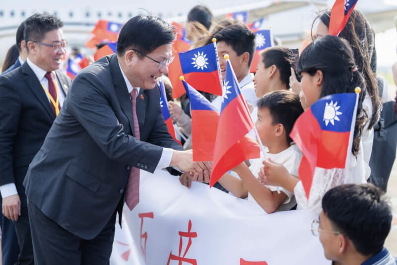 外交部長林佳龍（左2）以總統特使身分出訪史瓦帝尼王國，於當地時間22日下午抵達史國，非洲南部地區僑胞熱情歡迎特使團。（外交部提供）中央社記者楊堯茹傳真 114年4月23日