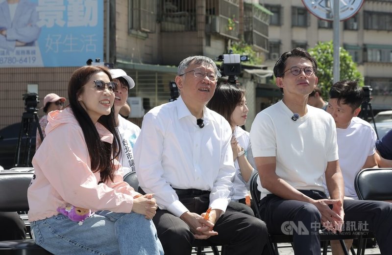 台灣民眾黨26日下午在台北舉辦「跳跳城堡親子手作童樂會」，國民黨立委徐巧芯（前左）出席與前民眾黨主席柯文哲（前中）、黨主席黃國昌（前右）同框。中央社記者翁睿坤攝　115年4月26日