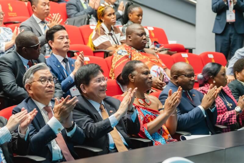 外交部長林佳龍（前左2）出訪史瓦帝尼，見證台灣廠商簽署投資TIIP意向書。（圖取自facebook.com/forpeople）