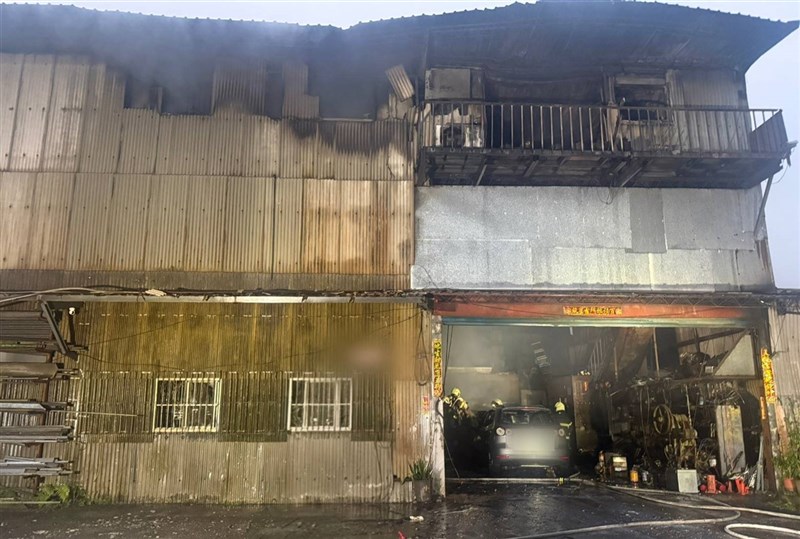 台北市南港區3月下旬一處廠住合一工廠發生火警，並釀 2死。為此，台北市經查北市有38間廠住合一工廠，將強 制每間配備滅火器和警報器等消防設備。（台北市警察局 南港分局提供）