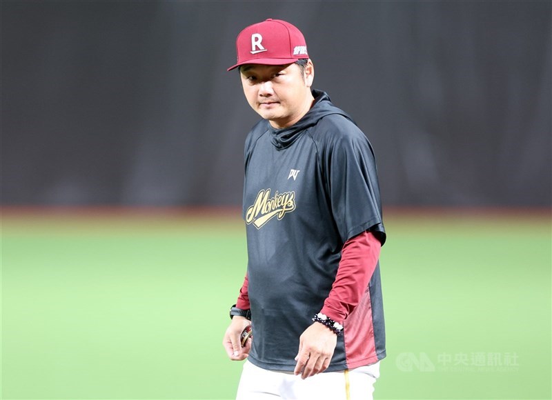 中職樂天桃猿隊將二軍遷回桃園，總教練曾豪駒（圖）這兩天一軍賽前都先到隔壁二軍場地觀察球員出賽。（中央社檔案照片）
