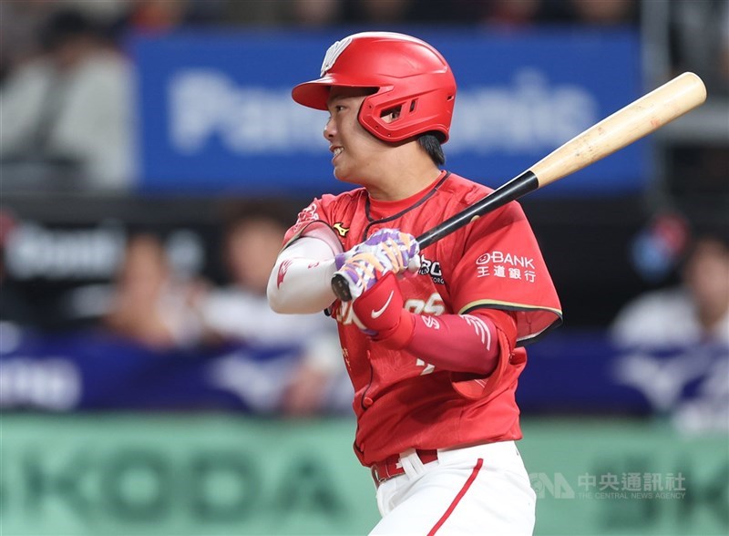 中職味全龍隊野手劉俊緯（圖）近期多擔任代打或指定打擊，沒有上場守備，總教練葉君璋解釋原因。（中央社檔案照片）