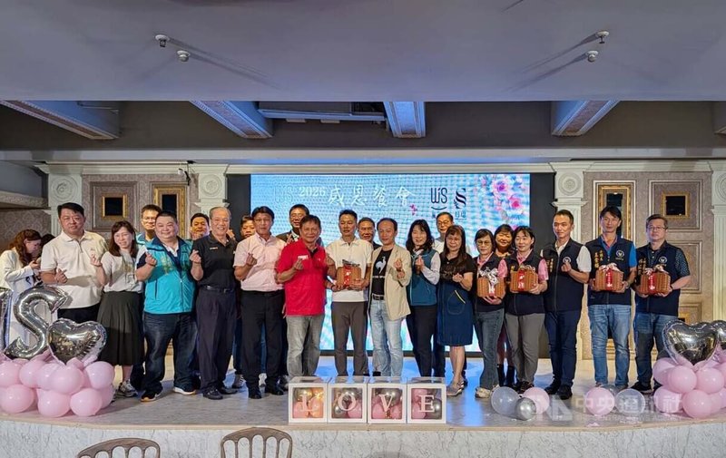 母親節前夕，台中一家美髮業者26日邀請員工與親屬舉辦餐會，業者近4年捐出部分所得幫助身障兒與獨居長輩，今年也啟動「種子計畫」捐助學校善款。中央社記者蘇木春攝　115年4月26日