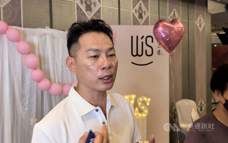 母親節將至，台中美髮業者風之晴髮型設計26日邀請員工與親屬舉辦餐會，總經理吳榮松（圖）接受媒體聯訪時表示，今年啟動「種子計畫」捐助學校善款，盼成為支持下一代成長實質力量。中央社記者蘇木春攝　115年4月26日