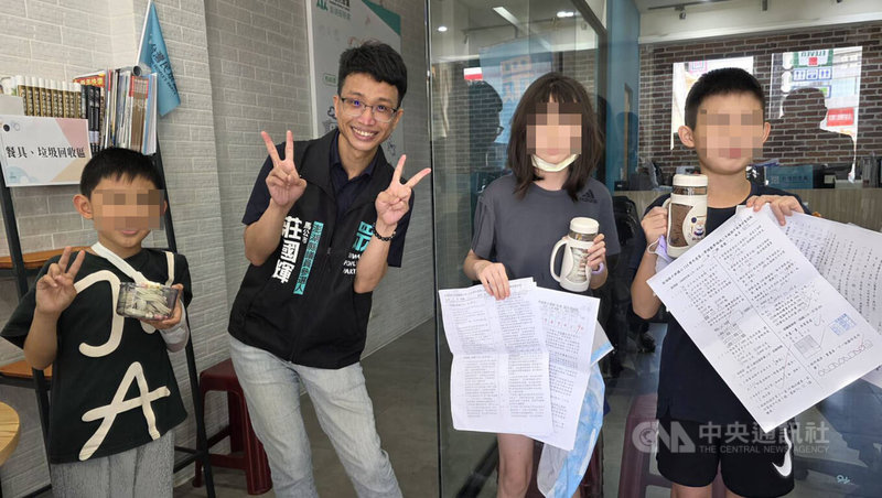 考完月考，能吃碗冰，對國中小朋友來說是最開心的。民眾黨現任馬公市代表會副主席莊國輝（左2）26日在黨部推出持考卷免費送小朋友吃霜淇淋，還提供康乃馨感謝媽媽，現場滿滿幸福滋味。中央社    115年4月26日