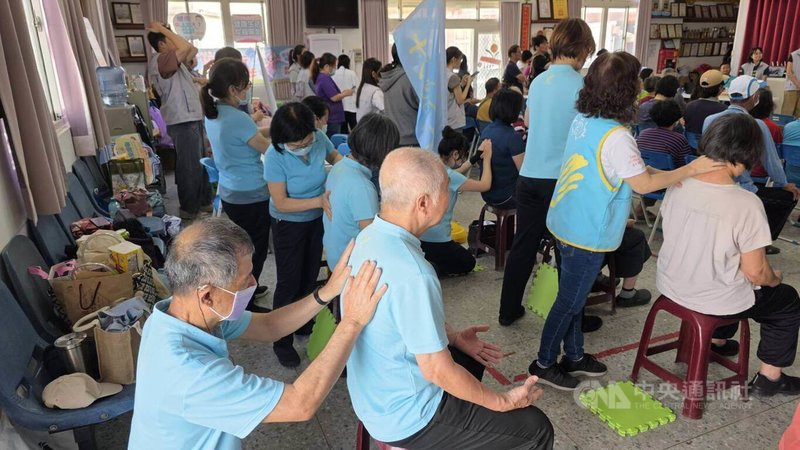 澎湖縣政府衛生局推動「醫療在地化」政策，在完成高知名度專科醫師駐診後，26日延伸中醫義診版圖至湖西鄉，未來每個月都有中醫固定駐點服務，落實「病人不動、醫師動」的醫療精神。中央社    115年4月26日