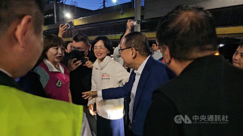 民進黨新北市長參選人蘇巧慧（中白衣者）26日晚間出席板橋區嘉義同鄉會餐會，巧遇市長侯友宜（中右藍西裝者），相互致意。中央社記者王鴻國攝　115年4月26日
