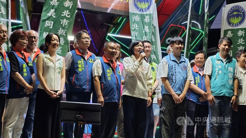 民進黨新北市長參選人蘇巧慧（持麥克風者）26日在公開行程以外，現身板橋區嘉義同鄉會餐會拜票，期盼爭取嘉義人的支持，讓她來承接市政工作，帶領新北大步向前邁進。中央社記者王鴻國攝　115年4月26日