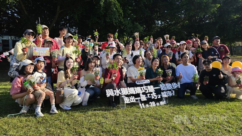 手遊Pikmin Bloom鼓勵玩家出門散步，透過走路讓花苗發芽，民進黨新北市長參選人蘇巧慧（前左6）26日在新莊舉辦皮克敏之友見面會，吸引許多網友參與，展現健康活力。中央社記者王鴻國攝　115年4月26日