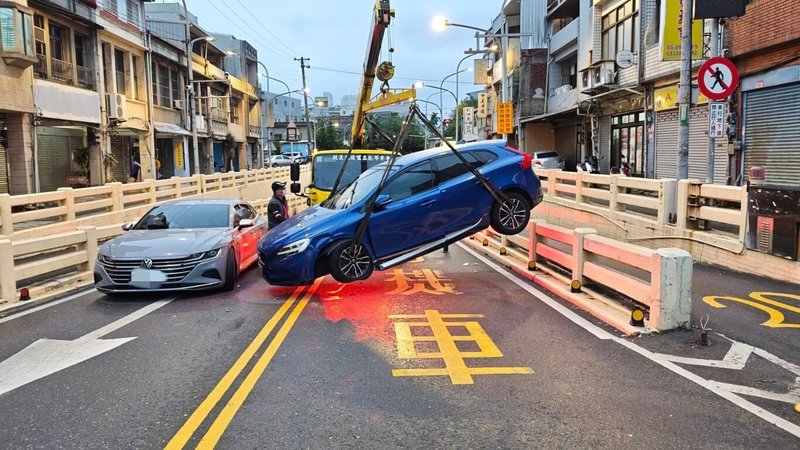桃園市警局中壢分局中壢交通中隊26日表示，警方25日下午4時40分許獲報，在中壢龍岡地下道有交通事故發生並造成雙向車道堵塞，釀2車8人受傷，員警隨即到場處理並於雙向入口管制車輛進入，車禍及壅塞情形10分鐘即處理完畢並恢復交通順暢。（桃園市警局中壢分局提供）中央社記者吳睿騏桃園傳真　115年4月26日