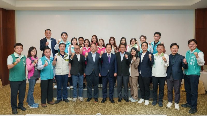 民進黨主席賴清德（前右7）26日赴桃園與地方黨公職召開座談會，強調桃園對台灣民主具備關鍵地位，未來將組成「桃園隊」，展現收復失土、贏回桃園的決心。（民進黨桃園市長參選人黃世杰競選辦公室提供）中央社記者吳睿騏桃園傳真　115年4月26日