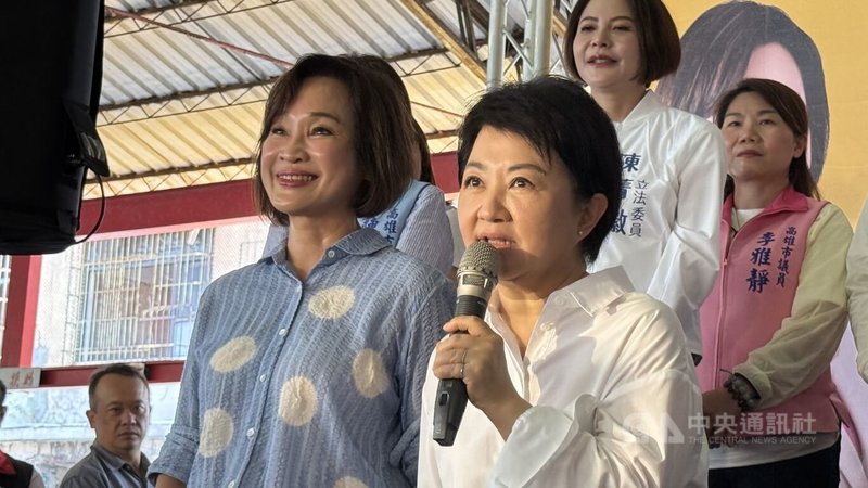 台中市長盧秀燕（前右）26日到高雄為國民黨高雄市長參選人柯志恩（前左）站台，希望高雄市民給柯志恩機會，給予鼓勵及支持。中央社記者蔡孟妤攝 115年4月26日