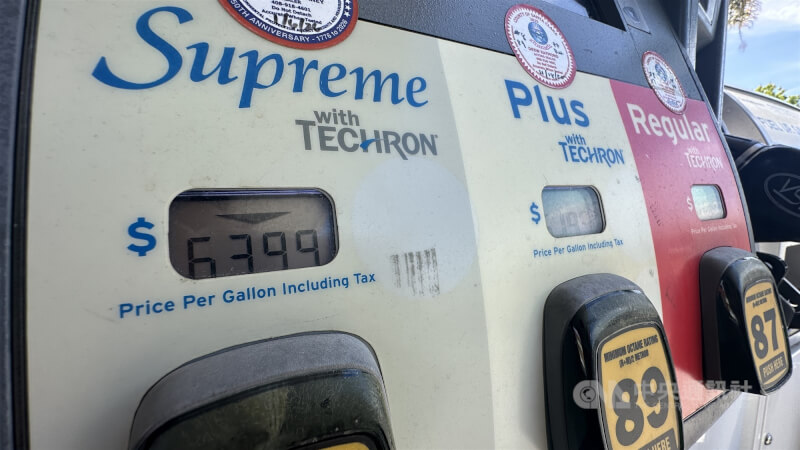 伊朗戰爭推高油價，美國加州部分加油站16日出現每加侖高於6美元價格。（中央社檔案照片）