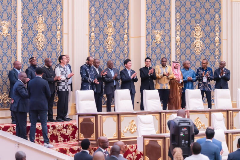 外交部長林佳龍（右7）出訪史瓦帝尼首日與各國元首及代表見證史瓦帝尼國際會議中心啟用。（圖取自facebook.com/forpeople）