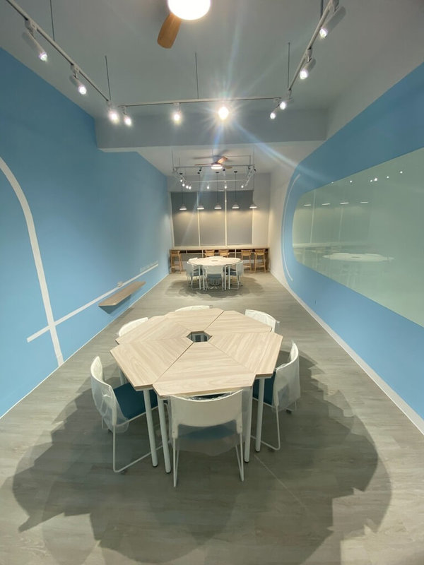 新營高工圖書館透過國教署補助，將教室轉型為多功能自主學習場域，並增設視聽媒體設備，打造科技輔助自主學習的環境。（教育部提供）中央社記者許秩維傳真　115年4月26日