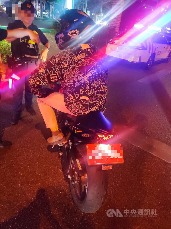 林姓重機騎士25日深夜誤闖國道3號南投服務區，員警依法取締並通知拖吊車協助排除，騎士因不願重機被拖吊而衝撞警察，導致員警雙手擦挫傷，並立即遭逮捕，依妨害公務罪嫌送辦。（翻攝照片）中央社記者鄭維真傳真　115年4月26日