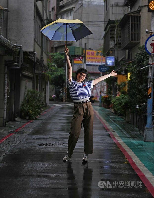 墨西哥繪本作家阿蘇爾．羅培茲（Azul López）喜愛跳舞、攝影還有散步，她近期接受中央社專訪提到，在台灣散步時，觀察到台灣人臉上總掛著笑容，令她印象深刻。中央社記者徐肇昌攝　115年4月26日