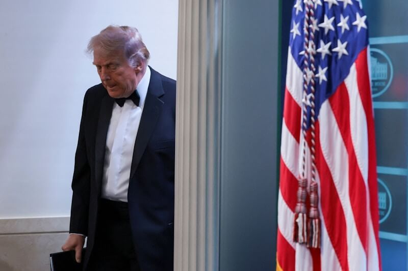 美國總統川普（圖）25日在白宮記者會說明記者協會晚宴情況，他表示特勤局人員制伏「攜帶多件武器」的嫌犯，有特勤人員中彈但無大礙。（路透社）