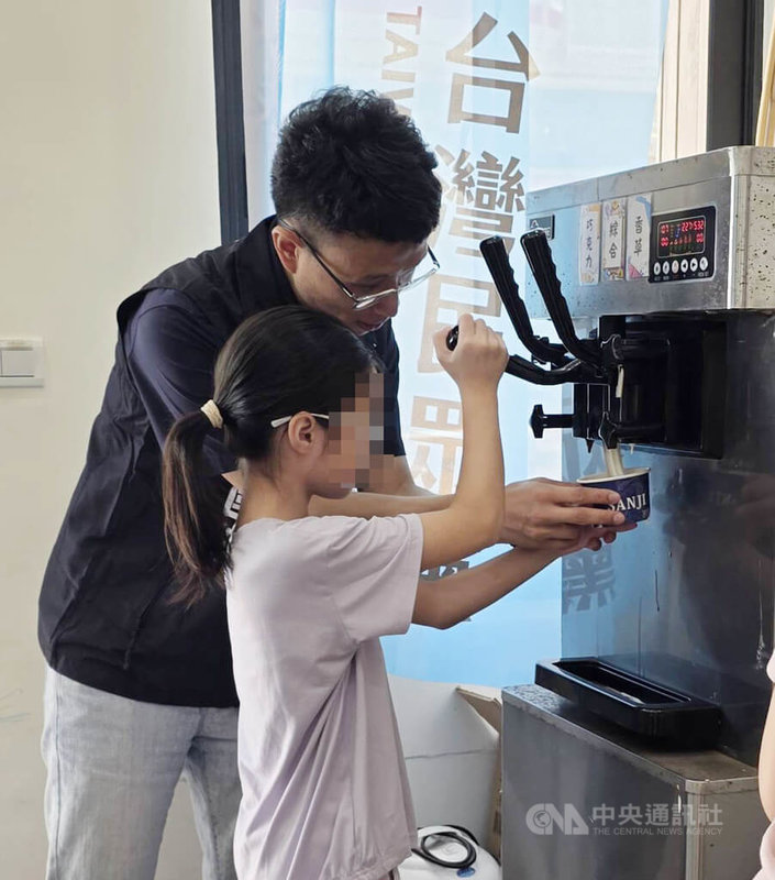 民眾黨現任馬公市代表會副主席莊國輝26日在黨部推出持考卷免費送小朋友吃霜淇淋，現場還提供有康乃馨感謝媽媽。中央社    115年4月26日