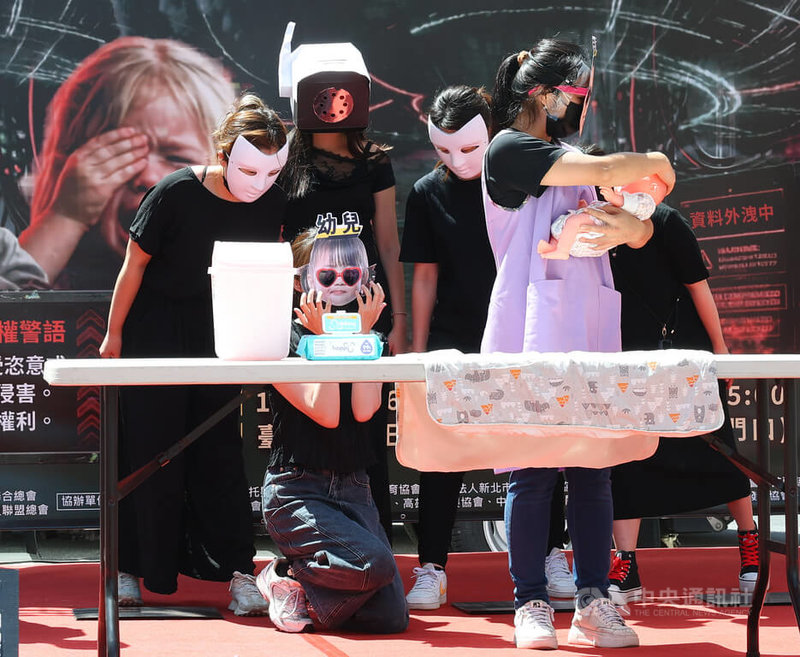 「兒童托育服務法」三讀通過，多個教保團體26日在立法院群賢樓前陳情，呼籲後續子法訂定，應將隱私保障、家長同意、調閱有限度等原則納入規範，現場也演出行動劇表達訴求。中央社記者謝佳璋攝　115年4月26日