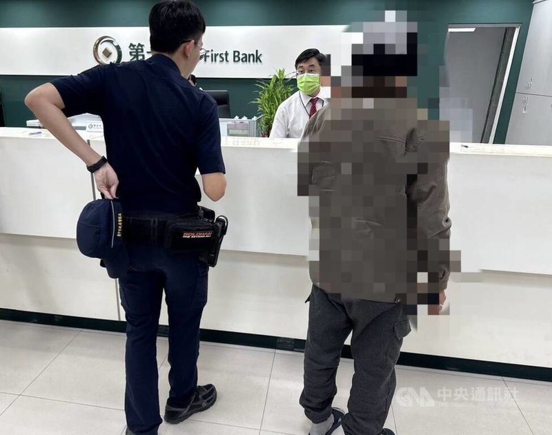 台中許姓男子（前右）在網路認識女網友，對方以話術建構未來兩人生活願景，並鼓吹合資投資ETF，許男因此日前到銀行要匯款新台幣100萬元，幸行員發現有異報案，警方到場勸阻避免損失。（翻攝照片）中央社記者蘇木春傳真　115年4月26日