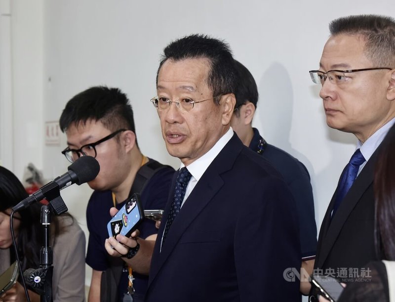 海軍退役少校呂禮詩親中言論引發爭議，國防部長顧立雄（中）27日在立法院受訪表示，陸委會已將修正草案送至立法院，原本規範對象為少將以上並領有月退俸、損害國家尊嚴者，將修改階級為少校以上，因此盼立法院儘速通過相關修法。中央社記者張皓安攝　115年4月27日