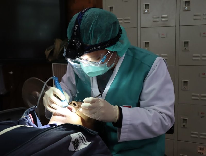 馬偕紀念醫院日前到新竹縣尖石鄉司馬庫斯部落舉辦大型義診，醫師沈柏穎（右）在簡易門診區為居民進行簡易牙科治療與口腔癌篩檢。（馬偕醫院提供）中央社記者曾以寧傳真　115年4月27日