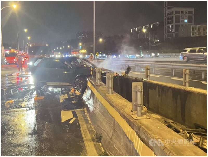 國道1號楊梅休息站114年發生電動車自撞匝道分隔島起火，釀4死4傷。運安會27日公布最終調查報告，並提出5項建議。（取自運安會報告）中央社記者余曉涵傳真　115年4月27日