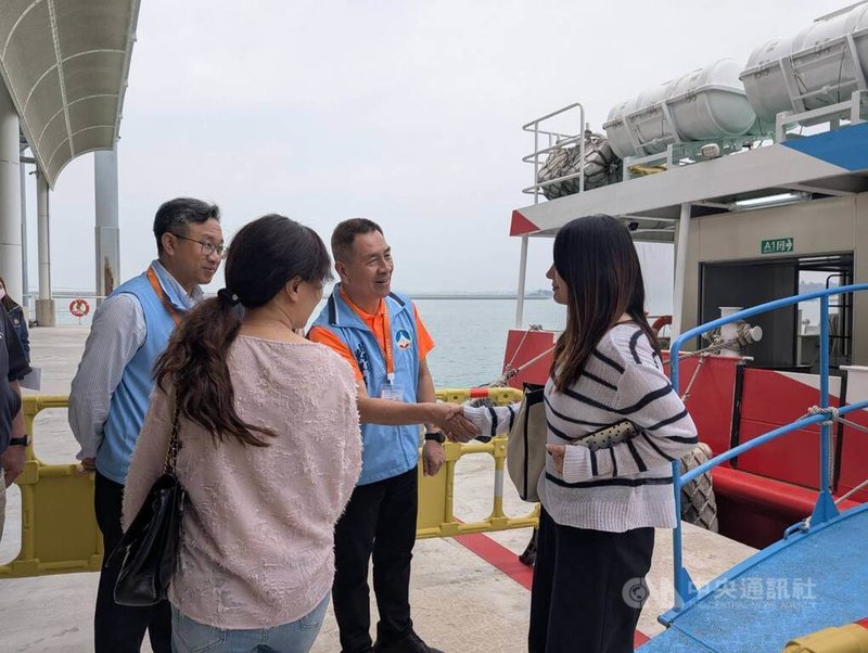 上海市旅遊行業協會組織所屬業者11人27日抵達金門，將展開3天踩線交流行程，金門縣副縣長陳祥麟（右2）率縣府團隊到場迎接。中央社記者吳玟嶸攝　115年4月27日