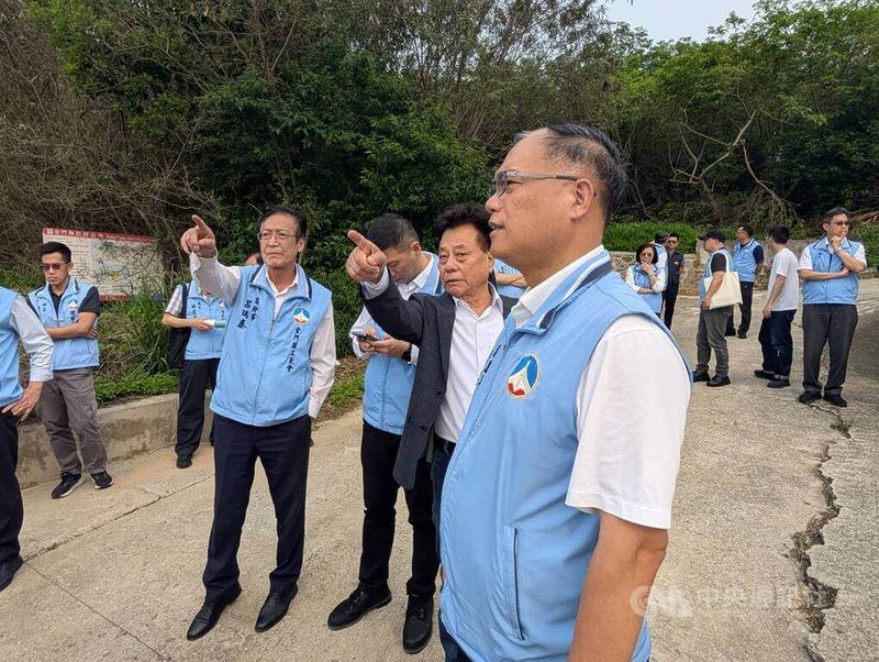 金門縣政府、議會27日赴中國廈門考察翔安機場與金廈大橋等建設。圖為日前議會定期會，金門府會至金沙鎮考察金廈大橋可能預定地。中央社記者吳玟嶸攝　115年4月27日