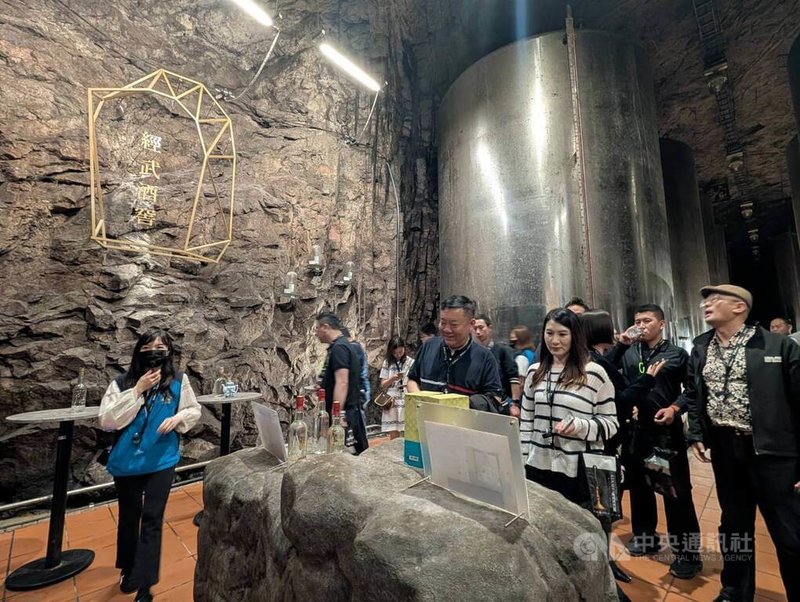 中國文化和旅遊部日前表示，將於近期恢復上海居民赴金門、馬祖旅遊；上海踩線團11人27日抵達金門，隨後至經武酒窖等地參訪。中央社記者吳玟嶸攝　115年4月27日