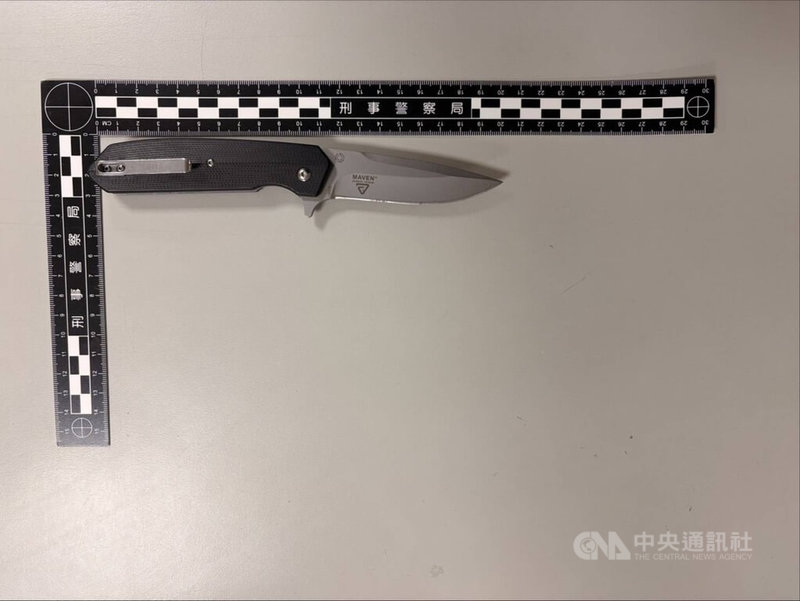 台北市警方26日深夜獲報，莊姓男子與友人余姓男子、林姓男子在東區某酒店飲酒消費，不滿無女公關服務，竟出手毆打吳姓男服務生，警方並在余男口袋查扣折疊刀1把，全案依法偵辦。（翻攝照片）中央社記者黃麗芸傳真　115年4月27日