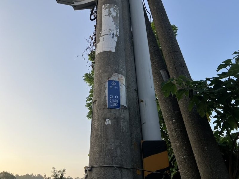 高雄市鳳山區鳳東路、杭州西街、西湖街、杭州街一帶，27日清晨5時23分許停電，經台電鳳山區營業處派員查修，初判事故原因為松鼠碰觸設備導致81戶停電，搶修後已於上午6時52分完成全數復電。（台電鳳山區營業處提供）中央社記者張已亷傳真　115年4月27日