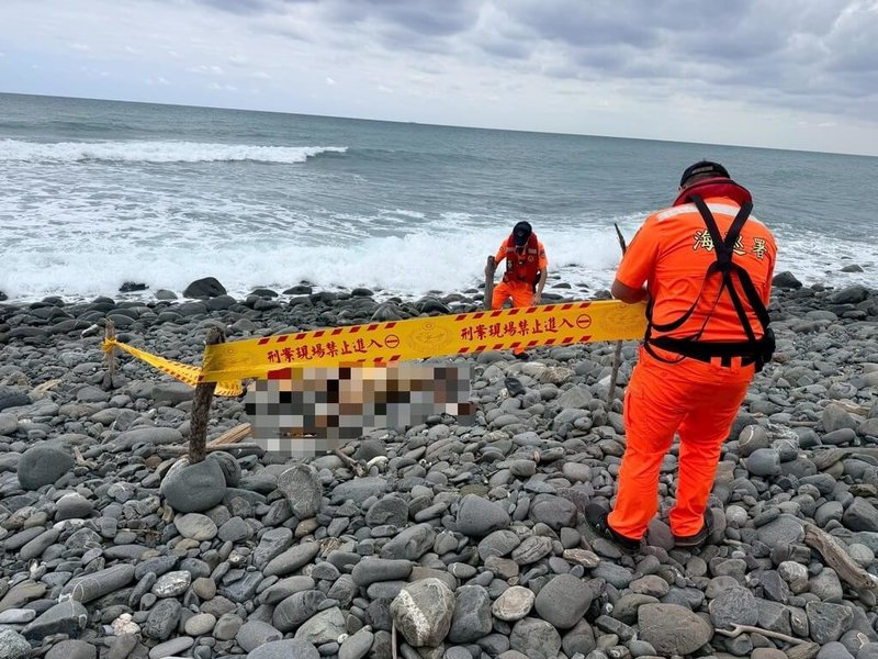 花蓮壽豐鄉鹽寮海邊26日下午有民眾發現1具男屍，海巡接獲通報後，隨即派員前往處置。（海巡署東部分署第一二岸巡隊提供）中央社記者李先鳳傳真　115年4月27日