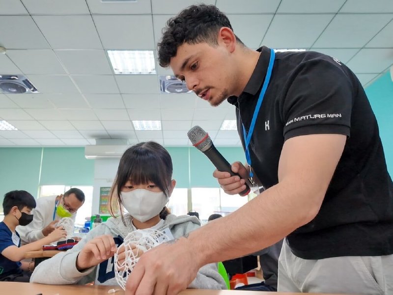 嘉義市志航國小透過「雙語無人機營隊」等活動，幫助學生在探索科技的過程中自然開口說英語。（教育部提供）中央社記者許秩維傳真　115年4月27日