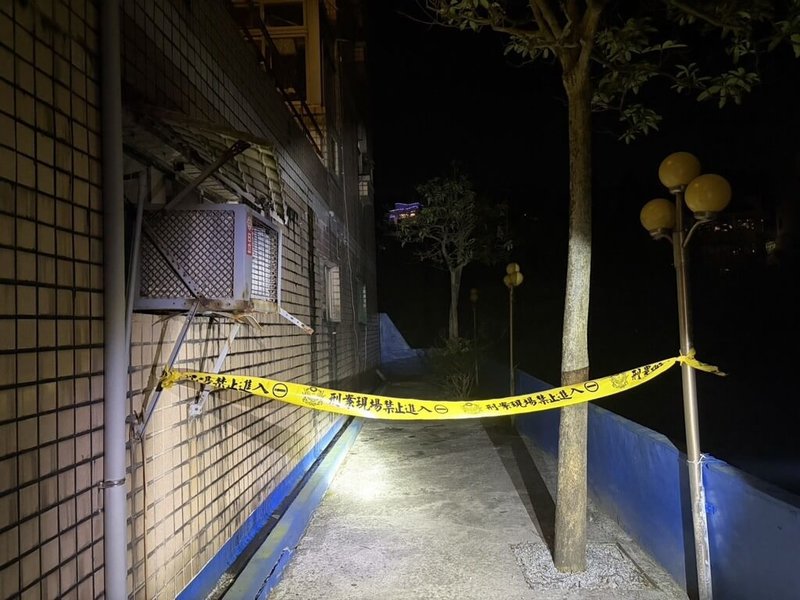 林姓男子由於竊盜案遭通緝，26日疑為躲避警方查緝攀爬窗戶，不慎從新北市萬里區租屋處4樓墜地身亡，警方在現場拉起封鎖線。（讀者提供）中央社記者王朝鈺傳真　115年4月27日