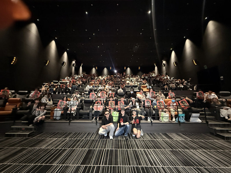 電影「死亡賭局」全台上映中，男主角春風（前左起）、導演詹淳皓、製作人陳映璇日前出席高雄場映後活動，並接受觀眾提問。（英傑哆影業提供）中央社記者王心妤傳真　115年4月27日