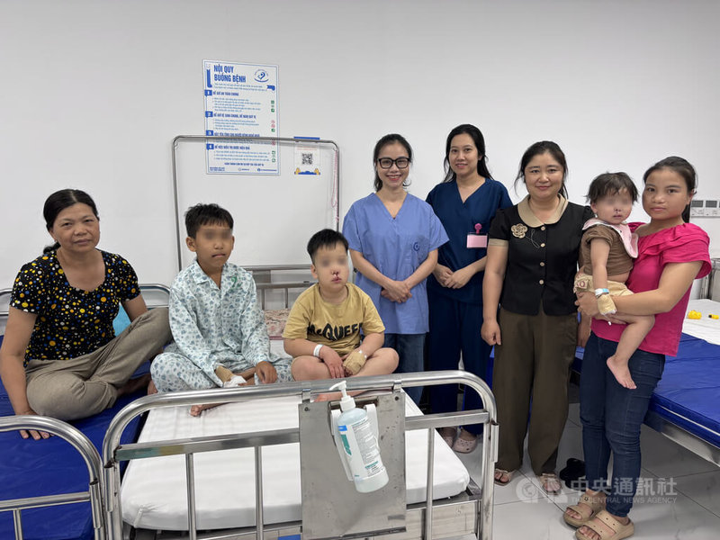 河內市立兒童醫院唇顎裂整合治療中心主任阮氏玉蘭（左4）與台灣有深厚淵源，許多高難度手術技巧都是在台灣習得。圖為她與小病患及家長合影。中央社記者曾婷瑄河內攝　115年4月27日