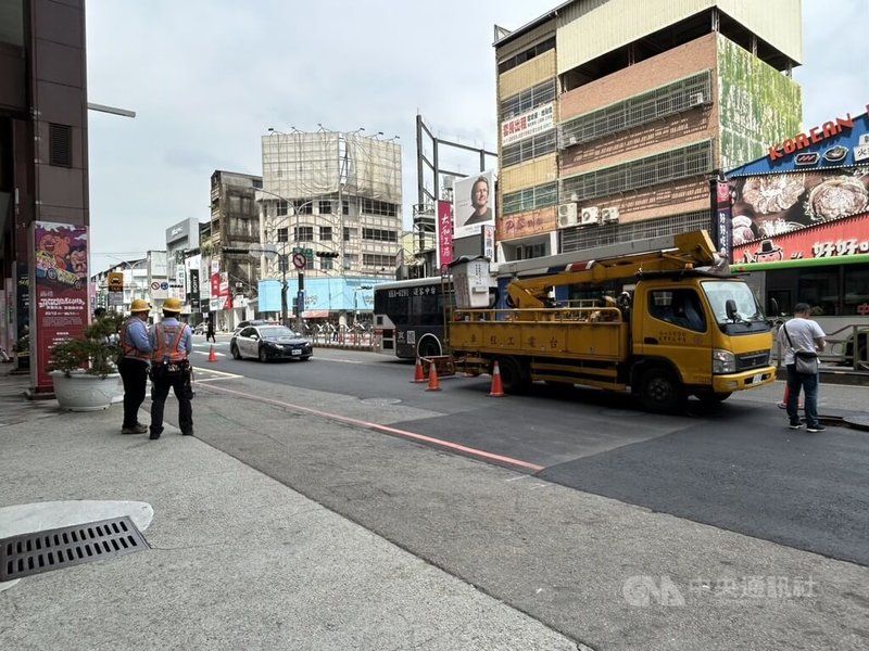 台中北區中友百貨周邊27日中午突然停電，周邊路口紅綠燈也停擺。台電表示，中午在台中北區、東區一帶因地下電纜故障停電，受影響逾5千戶，已派員前往查修。中央社記者郝雪卿攝　115年4月27日