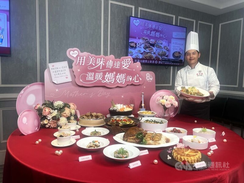 母親節即將到來，台中市餐飲業者搶攻母親節聚餐商機，推出專屬套餐，希望以一桌好菜，向媽媽表達祝福與感謝。中央社記者郝雪卿攝　115年4月27日