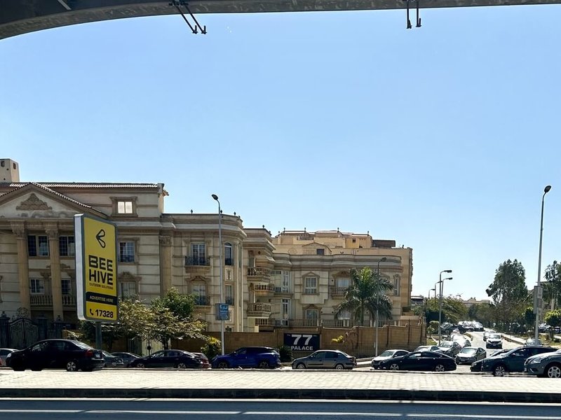 埃及最大房地產開發商TMG近日宣布將於新開羅地區，其先前開發的「麥地那提」城市內，打造一個「脊柱」綜合開發專案，並成立埃及第一個特別投資區。圖為新開羅地區麥地那提市附近市景，高級別墅四處林立。中央社記者施婉清開羅攝　115年4月27日