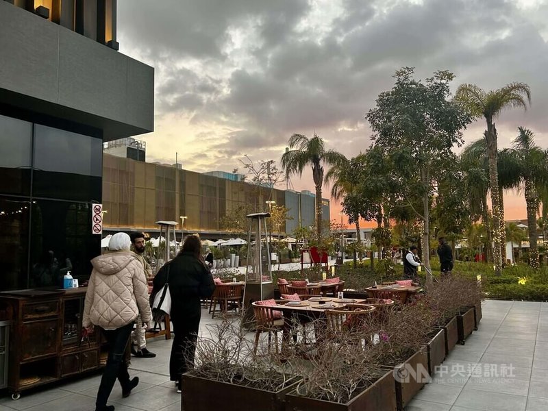 新開羅地區約在20多年前，由埃及政府和房地產商共同逐步開發。這5年來生活機能和商業活動發展成熟，是開羅目前新興熱門的高級住商地點，擁有多家國際型豪華餐飲場所和購物商店。中央社記者施婉清開羅攝　115年4月27日