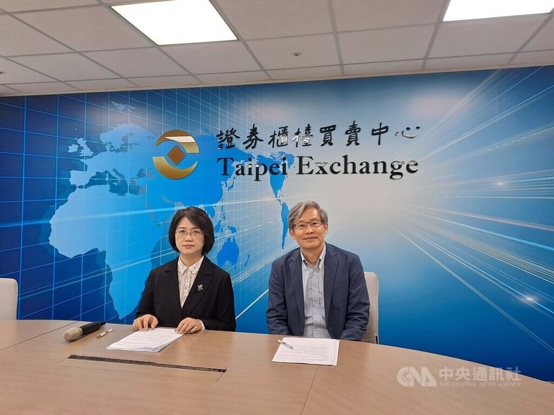 中強光電發言人溫慧萍（左）27日在櫃買中心重大訊息記者會宣布董事會決議，為提升集團策略規劃效率與新創事業發展彈性，規劃透過股份轉換方式設立投資控股公司「中光電投資控股公司」，並成為上櫃主體；右為財務長何新斌。中央社記者潘智義攝　115年4月27日