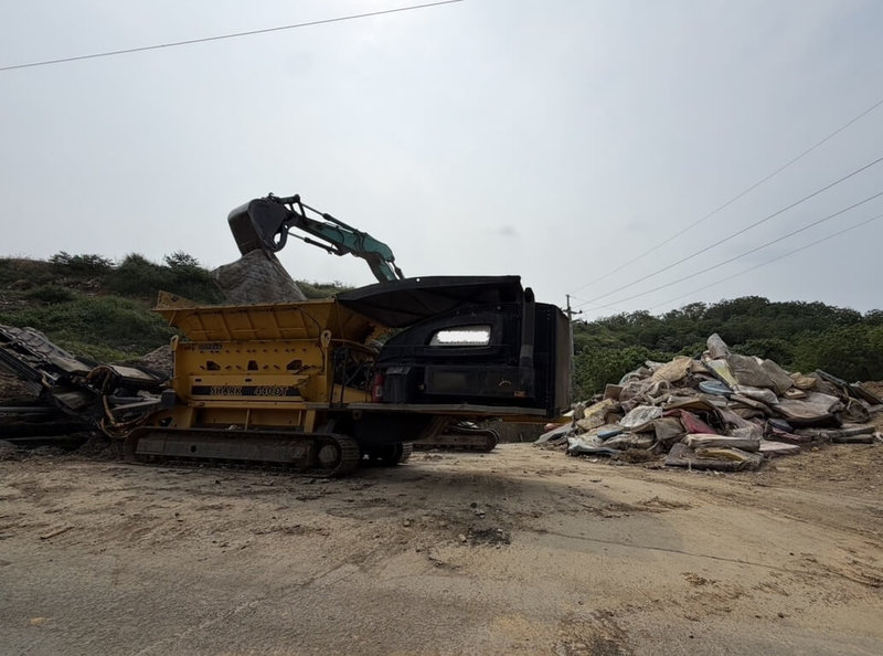 苗栗縣各鄉鎮市民國114年產出廢棄床墊約9000個，過去多由清潔隊以人工或簡易機具拆解，進度緩慢，苗栗縣政府環境保護局參考苗栗市公所做法，將推動機械破碎設備集中去化。（苗栗縣政府環保局提供）中央社記者管瑞平傳真　115年4月27日