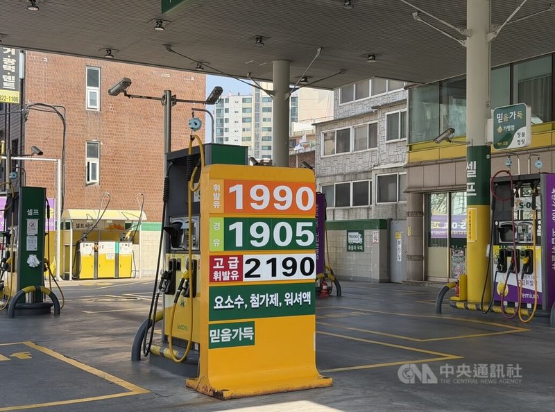 韓國政府27日開始發放「高油價受害支援金」，不過因為僅能用於年營收30億韓元以下的商家，反而無法用在營收超過標準的加油站，引起部分民怨。圖為4月5日拍攝首爾一處加油站。中央社記者楊啟芳首爾攝　115年4月27日