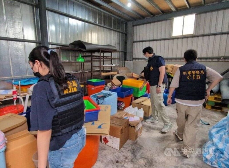 鍾姓男子於民國114年3月間自中國進口製毒化學品，經刑事局與調查局等單位偵辦，在桃園市平鎮山區破獲製毒工廠，查獲第三級毒品喵喵成品與半成品，及相關製毒工具等證物。（翻攝照片）中央社記者蘇木春傳真　115年4月27日