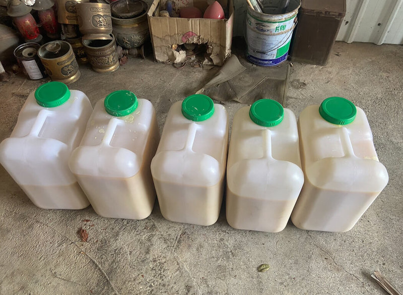 有不法毒品集團以鋼鐵製品名義，自中國進口一批約160公斤製毒化學品入境，警方破獲桃園市偏遠山區鐵皮屋製毒所，查扣相關贓證物。（民眾提供）中央社記者趙麗妍傳真　115年4月27日